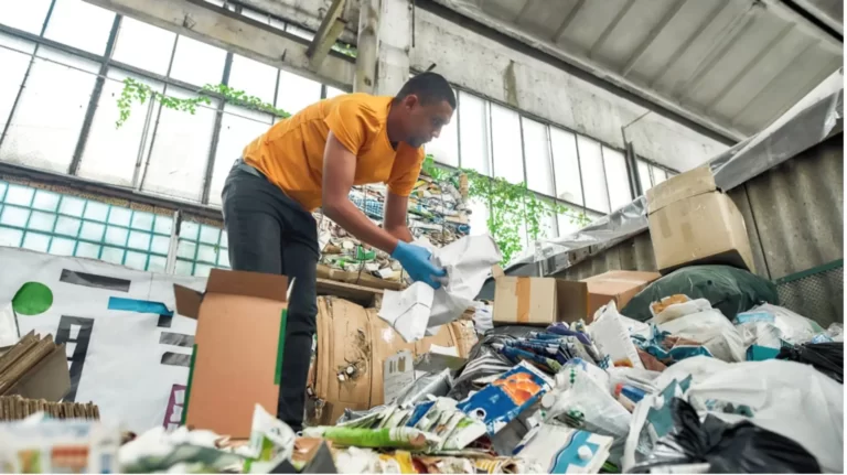 Como reduzir os impactos ambientais dos resíduos sólidos urbanos e industriais?